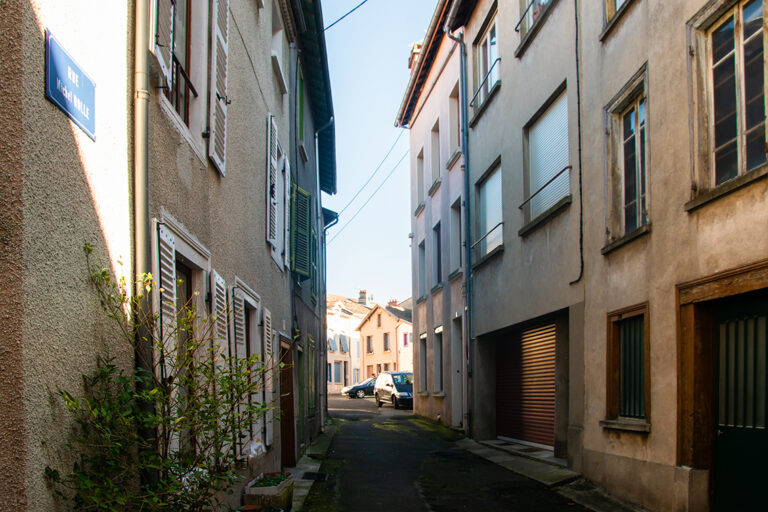 Les maisons de bourg concernées par l'opération sont situées rue Michel Rolle.