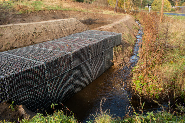 Après filtrage, l'eau retrouve le ruisseau des Bruts puis la Dolore